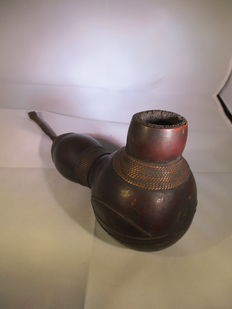 kalebas pijp (mogelijk kokos) afgewerkt met koper draden